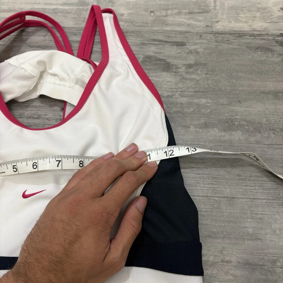 Camiseta esportiva Nike feminina Dri-Fit tênis regata branca rosa racerback - Imagem 4 de 4
