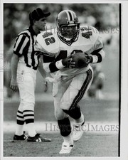 1986 Press Photo Atlanta Falcons Running Back Gerald Riggs Runs With Football