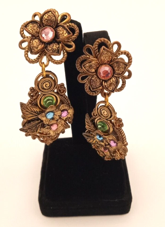 Pendientes colgantes ligeros de plástico con estrás de flores de color bronce rosa Foto 2 de 4