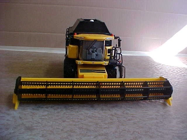1/32 Ertl Tomy New Holland CR8090 DieCast Combine - Image 2 of 4