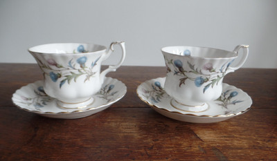 EIN PAAR ROYAL ALBERT BRIGADOON BONE CHINA TEETASSEN UND UNTERTASSEN ERSTE QUALITÄT
