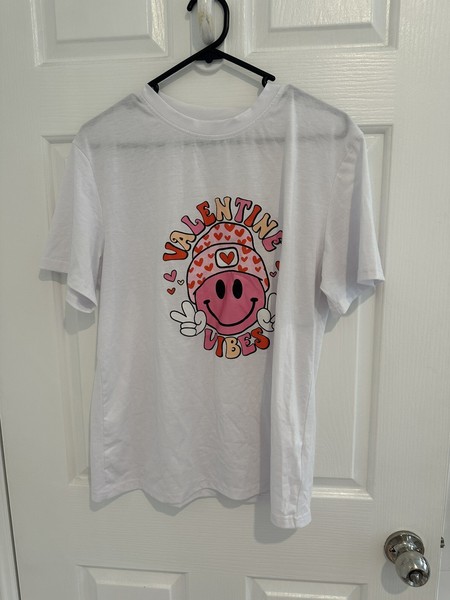 Valentines Vibes Women’s White Pink Graphic Tee Size L  