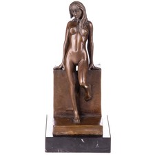 Sculpture en bronze Femme sur un socle en marbre noir d'après Fisher