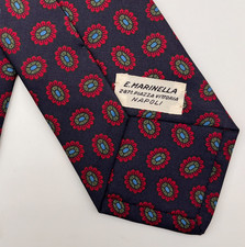 Corbata E. Marinella Piazza Vittoria Napoli Etiqueta Azul Marino Seda Cuello Rojo Ovalado Medallones