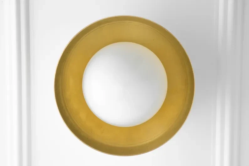 Lámpara de techo estilo Stilnovo de latón de mediados de siglo globo de ópalo moderno regalo de Halloween Foto 3 de 4