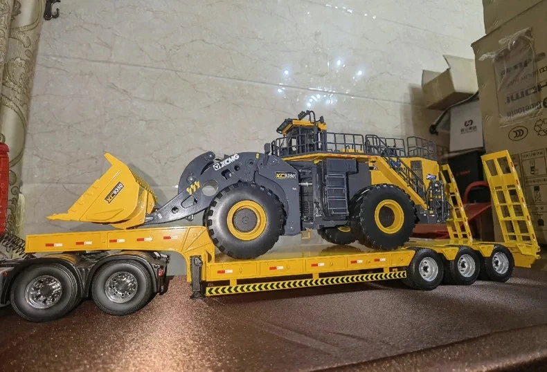 1:24 Metal Excavator Flatbed Truck: FAW J7 Tractor with XCMG XC9350 Large Loader - Image 3 of 4