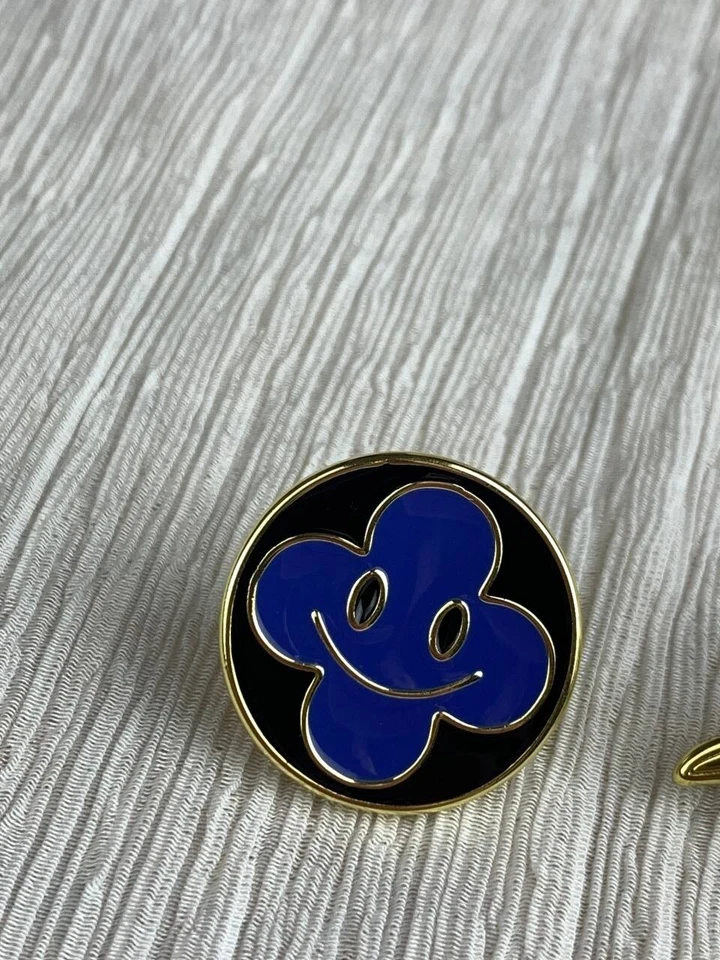 Broche broche avión dorado Louis Vuitton Foto 4 de 4