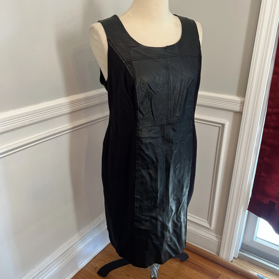 Lane Bryant 女式黑色礼服铅笔膝无袖 LBD 人造皮革哥特式 — 第 2/4 张图片