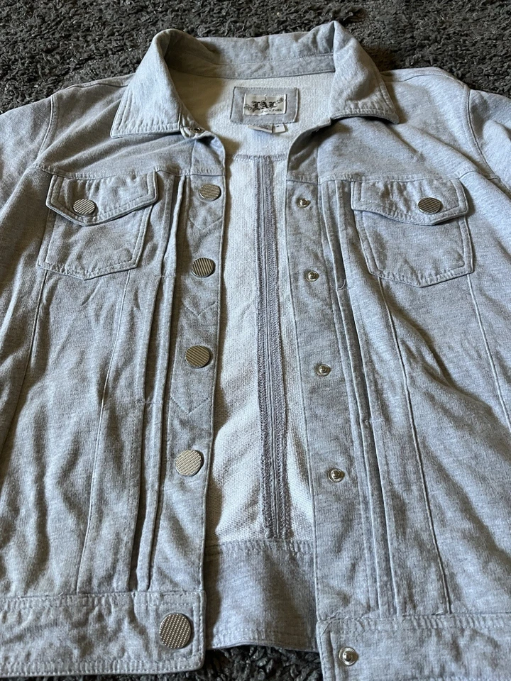 Jaqueta Live A Little feminina cinza claro com fecho de botão tamanho médio - Imagem 4 de 4