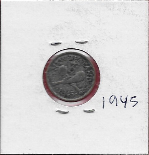 NEW ZEALAND 3 PENCE 1945 VF-XF (SILVER)GEORGE VI KING EMPEROR,CROSSED PATU FLANK - Picture 2 of 2