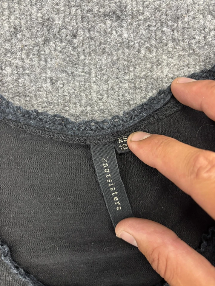 Camisa pulóver elástica Knots Sisters para mujer XS negra manga corta ribete encaje Foto 2 de 4