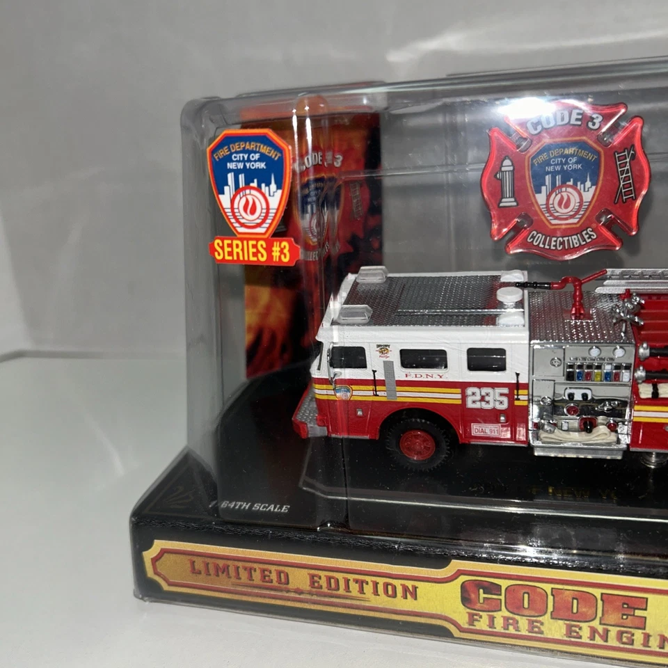 CODE 3 FDNY SEAGRAVE #235 FIRE ENGINE 1:64 DIE CAST MODEL 1998 NEW BOXED - Image 3 of 4