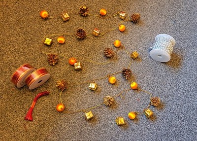 Weihnachtsgeschenkpapier/Bastelpaket - Silber Perlen roter Faden Tannenzapfen Schnur