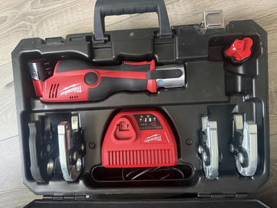 Milwaukee M12 HPT Presswerkzeug-Set im Koffer mit Akku, Ladegerät & Backen