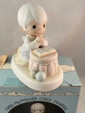VTG. Enesco Precious Moments Collectors Club Figurine "Grandma's Prayer" 1986