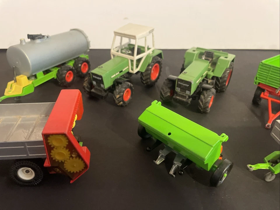 Lote de metal fundido a presión tractor Fendt Favorit con remolques Foto 3 de 4