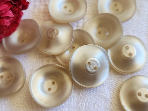 Lot De 20 Boutons Vintage Ondulés Satinés – Couleur Crème/beige, Diamètre 1,8 Cm, Référence 1582, Occasion, Origine France