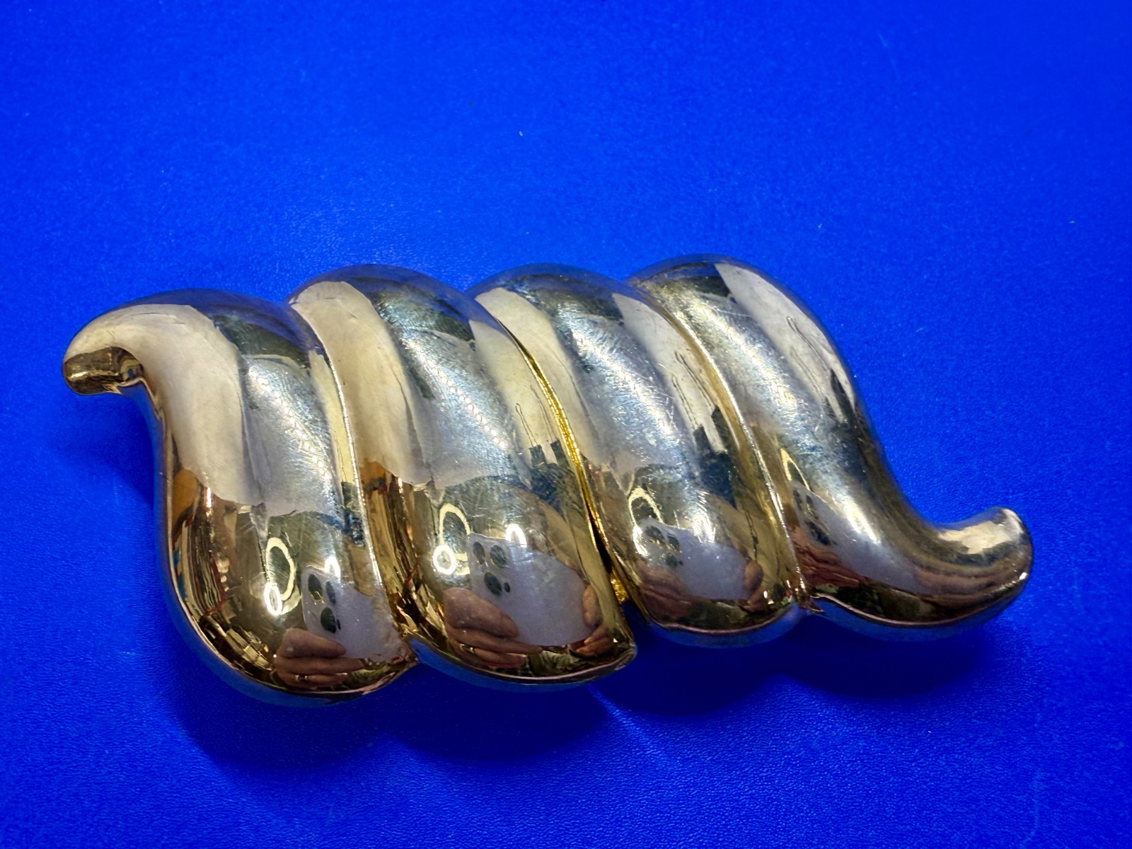 Abstract Swirl Curled Interlocking Two Piece Vint… - image 4