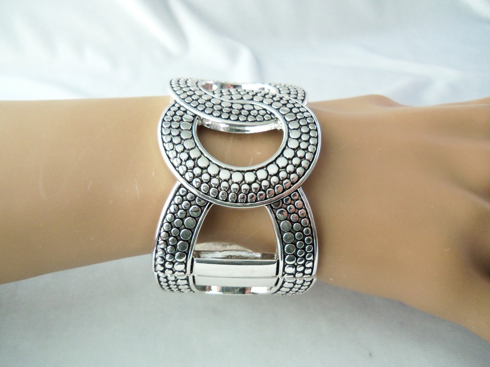 Dot Textured Silvertone Interlocking Circles Wide… - image 5