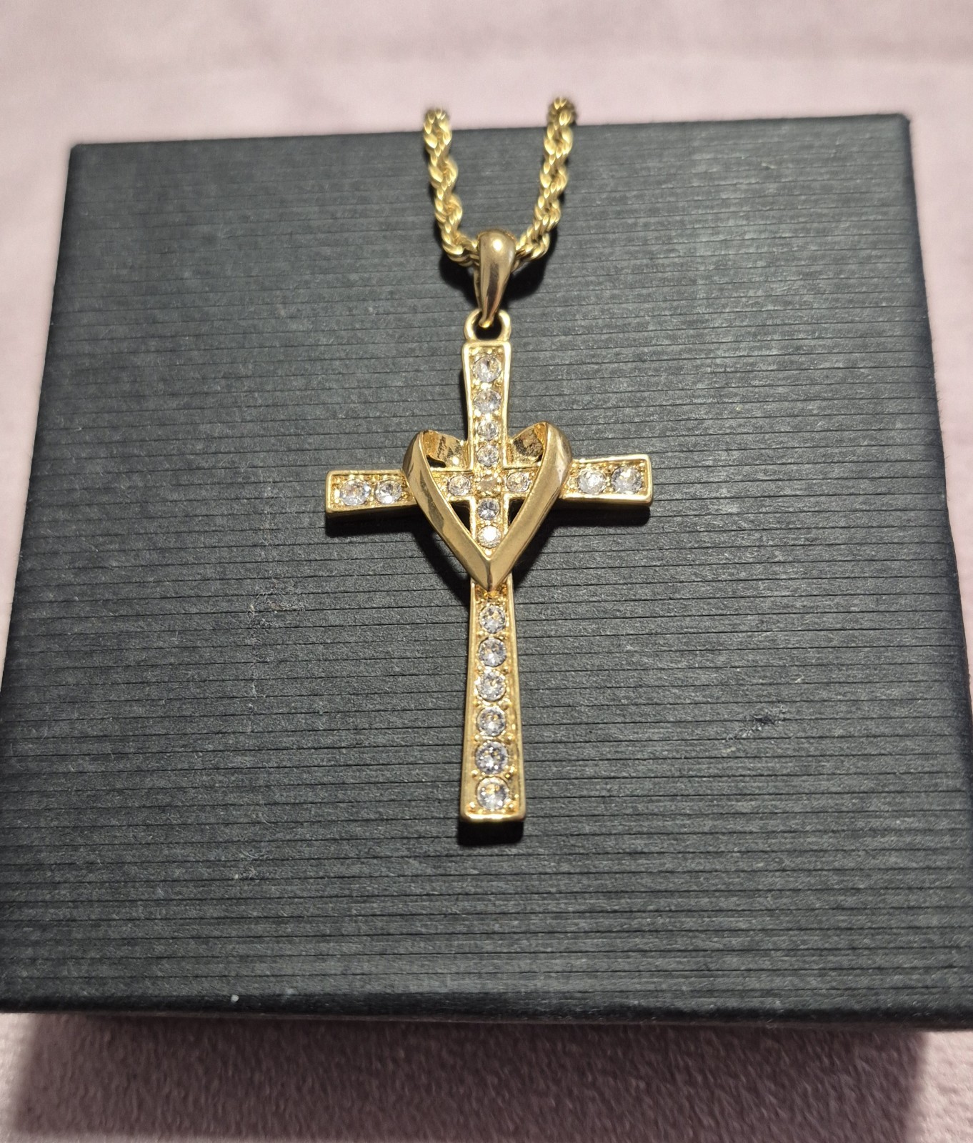 Elegante Halskette mit Kreuzanhänger und Herzmotiv