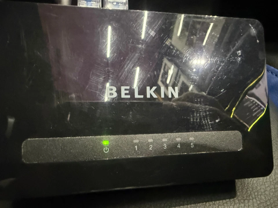 BELKIN E4G0510 WIRED 5 PORT GIGABIT NETWORK SWITCH - Image 3 of 4