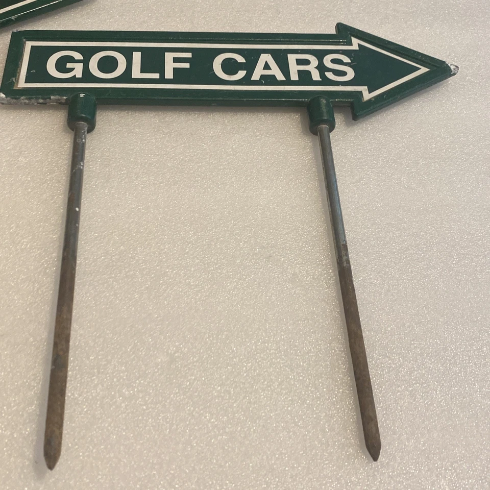 LOTE DE 2 CARRINHOS DE CAMPO DE GOLFE VINTAGE PLACAS DE FLECHA DE METAL CARRO CADDY CLUB HOUSE - Imagem 3 de 4