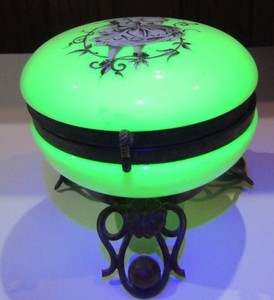 Great Victorian Antique Vaseline Uranium Hand Painted Glass Trinket Box 3 Footed