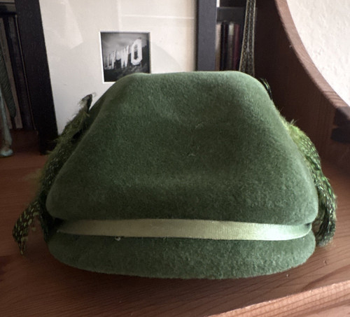 1950’s Women’s Green Felt Cloche Hat, Solid, Bow & Feather Accents, One Size
