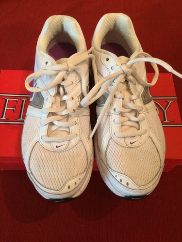 Women"s Nike Tennis Shoes, Size 6.5, White, Very Clean Excellent Condition - Picture 2 of 9