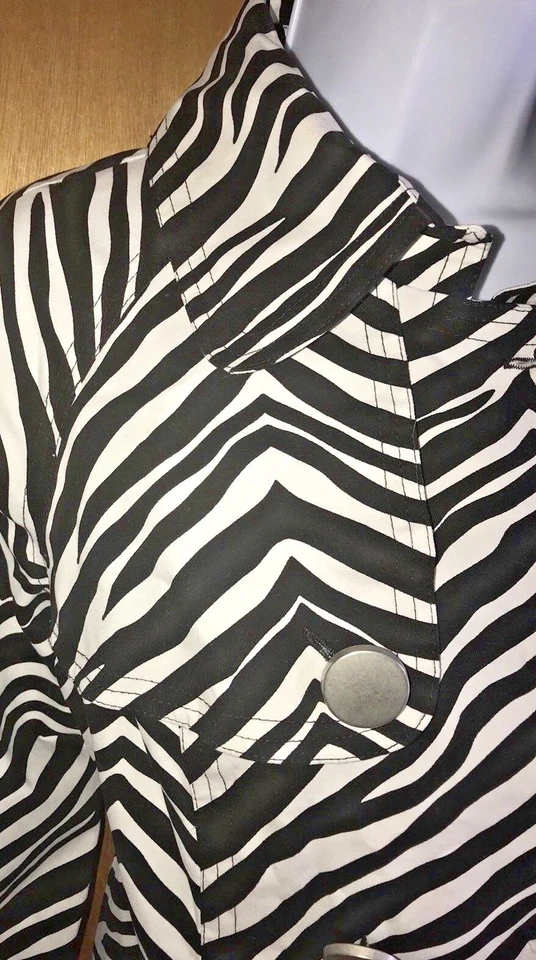 JOHN PAUL RICHARDS Cropped Jacket Black and White Zebra Print  Womans Size Small - Image 4 of 4