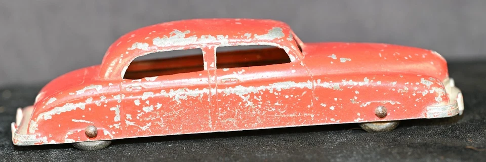 Coche rojo fundido a presión vintage Tootsietoy 1947 Kaiser sedán 6 pulgadas Foto 2 de 4