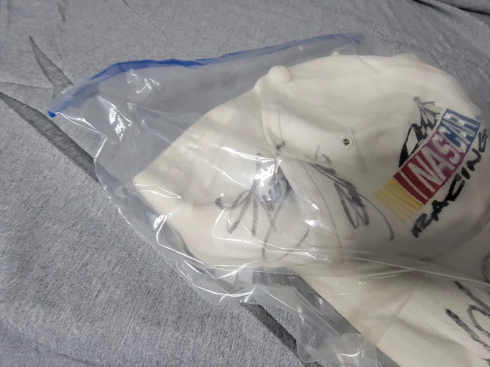 Sombrero autografiado de Dale Earnhart Jr y otros  Foto 4 de 4