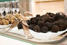 Precious Italian fresh black truffles. Black truffle 270g. 9.5 oz. Mushrooms.