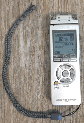 Olympus DS-40 Digital Voice Recorder Silver Handheld Stereo Detachable Mic