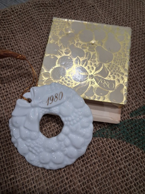 Avon Vintage 1980 Christmas Remembrance Ceramic Wreath Hanging Ornament w/Box