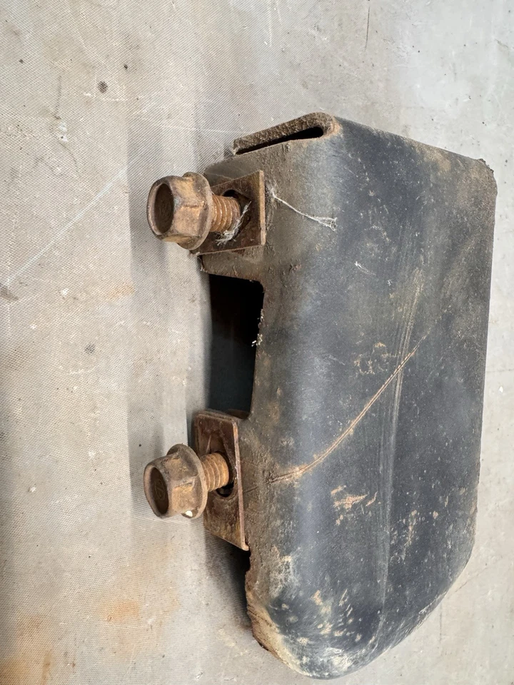 Центральный кронштейн переднего бампера 1973-1977 Pontiac Grand Am Can 1974 1975 1976 1977 - Изображение 2 из 4