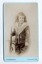 CdV Foto Paris 1900 Kind Matrosenanzug mit Gewehr – Atelier Witwe Hermann B1 191