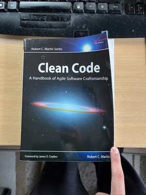 Clean Code: A Handbook of Agile Software Craftsmanship (Robert C. Martin)