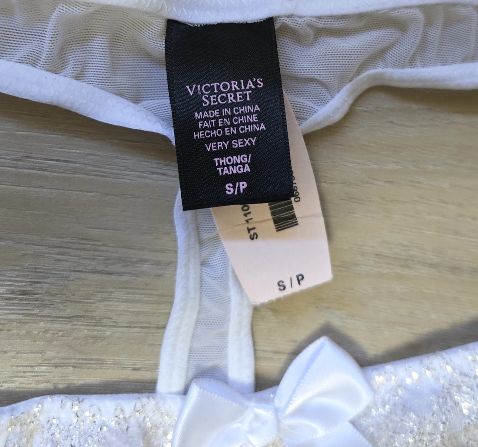Calcinha fio dental vintage Victoria's Secret muito sexy renda cetim arco nova com etiquetas P - Imagem 3 de 3