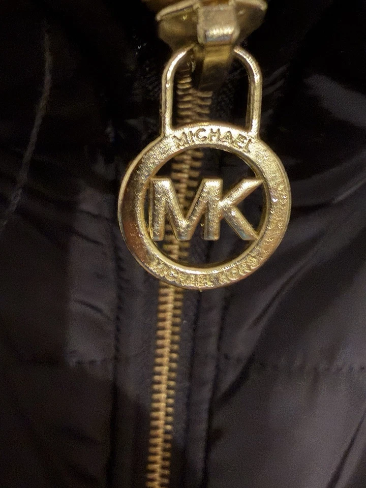 Chaleco acolchado Michael Kors para mujer negro acolchado con logotipo MK cremallera talla mediana Foto 3 de 4