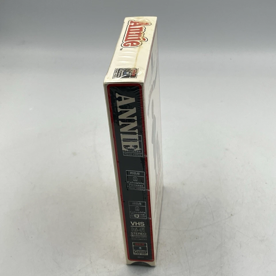 Annie Sealed VHS Tape 1985 RCA Columbia Watermarks Aileen Quinn Carol Burnett - Image 2 of 4