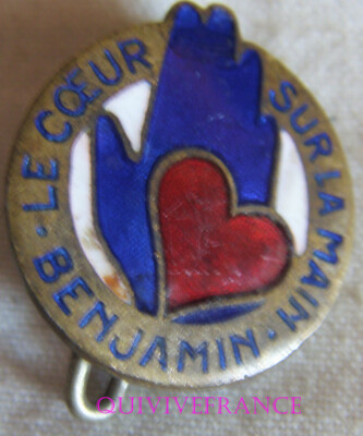 BG11028 - INSIGNIA Club des readers newspaper BENJAMIN - LE COEUR SUR LA MAIN