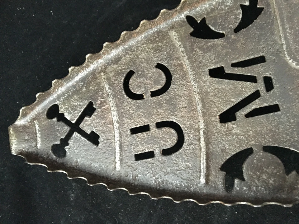 Plaque Repose Fer à Repasser en Fer décor de Clefs entrelacées XVIII ou XIX  - Photo 4/4