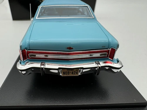Neo 1/43 Resin car model Lincoln Continental Town Car 1982 Blue - Picture 6 of 8