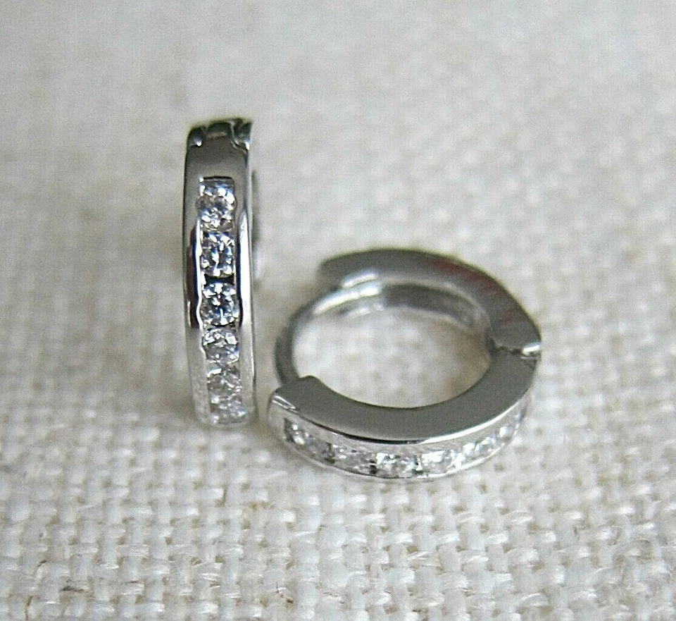 Pendientes de aros rellenos de oro blanco de 18 K con CZ - varios tamaños y unisex. Foto 4 de 4