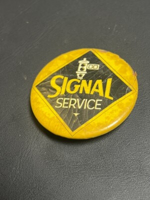 Signal Gas & Oil  Vintage Celluloid Service Advertising Pin back Button 1930's