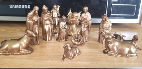 Vintage Miniature Nativity Figurines Set Of 13 Gold Tone Plastic - Picture 5 of 10