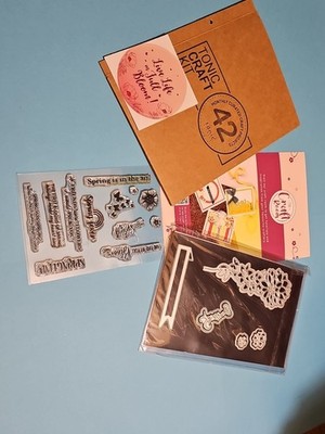 Tonic Studios Craft Kit #42 Spring Wreath Die & Stamp Set