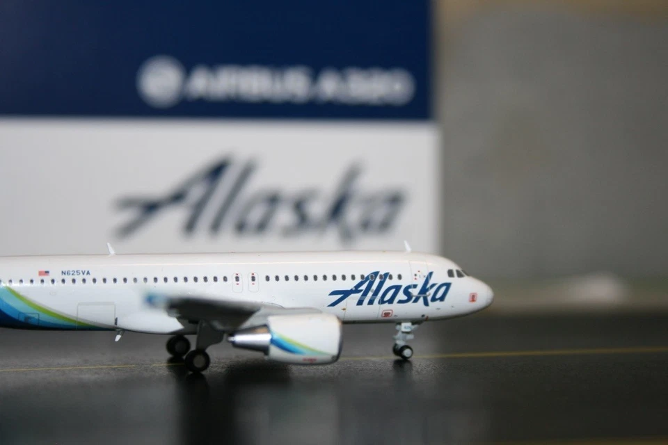 Gemini Jets 1:400 Alaska Airlines Airbus A320-200 N625VA (GJASA1774) Model Plane - Image 3 of 4