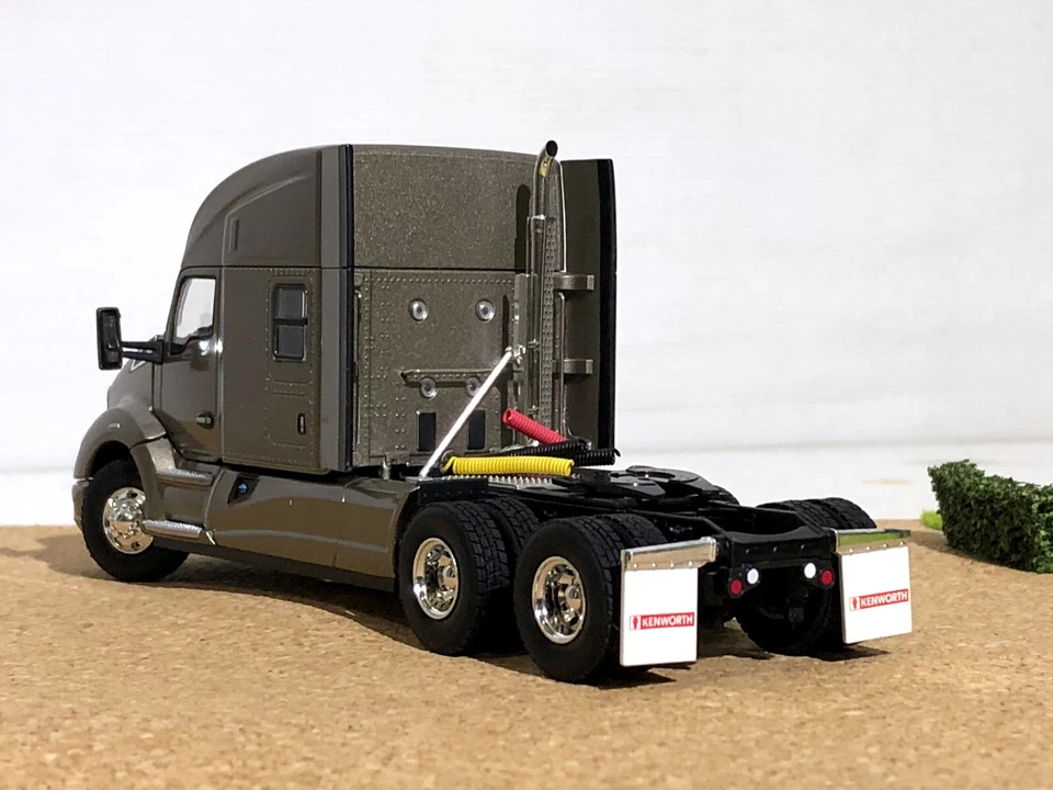 Kenworth T680 6x4 plata, modelos de camiones WSI, escala 1:50 Foto 4 de 4